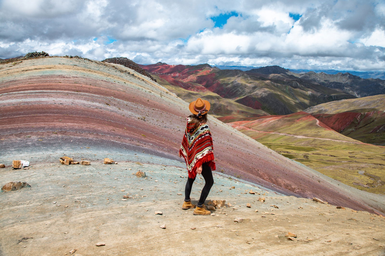•	Excursie opțională la Muntele Curcubeu (Vinicunca) – 125 €