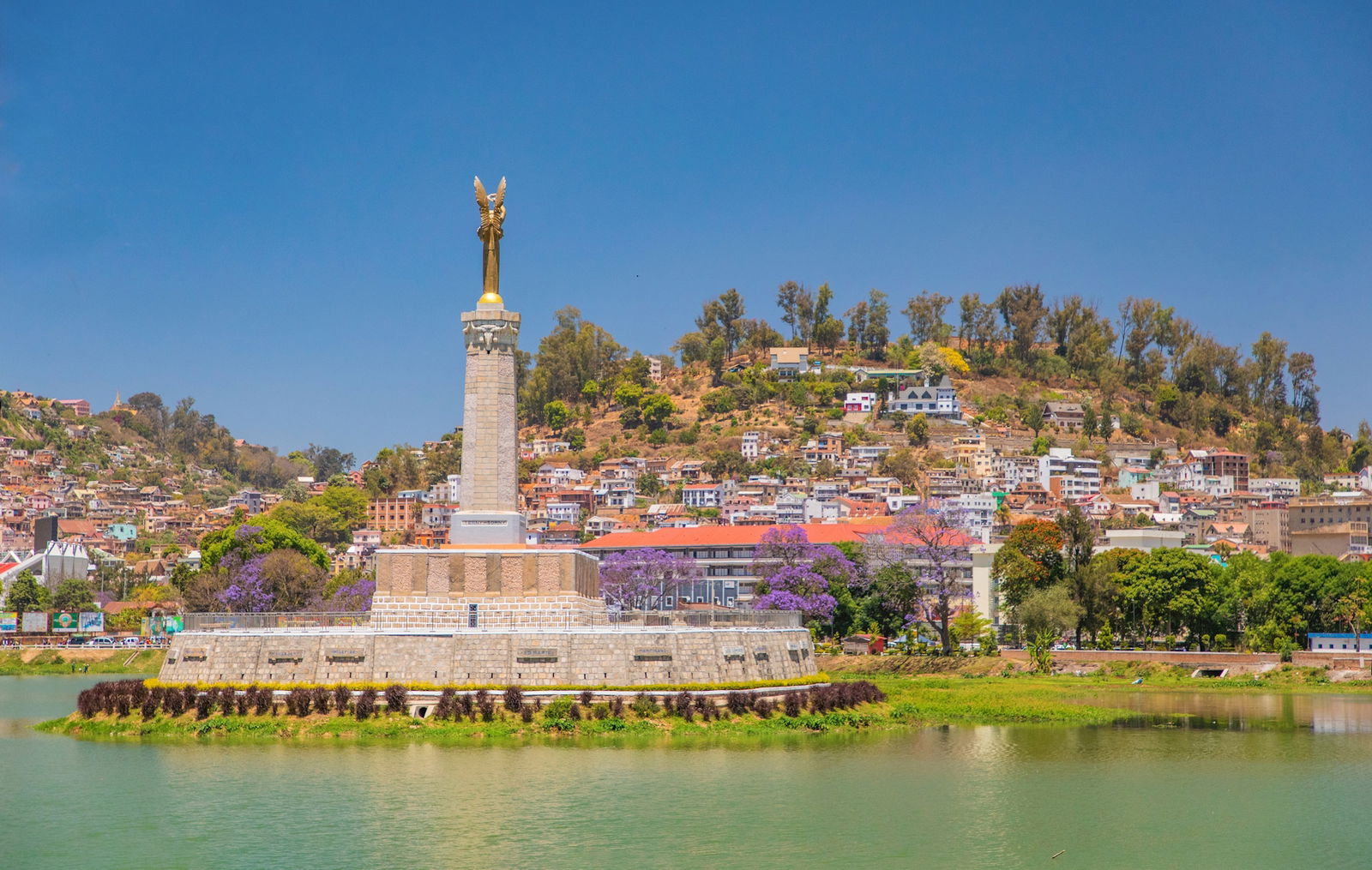 Zbor spre Antananarivo – Tur de oras & apus la Amontana