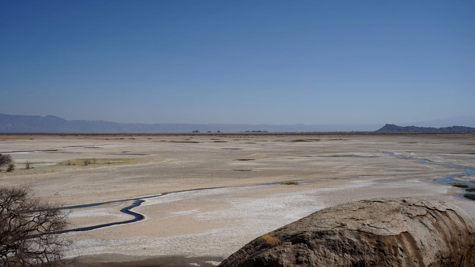 LACUL EYASI – INTALNIRE CU ULTIMII VANATORI-CULEGATORI