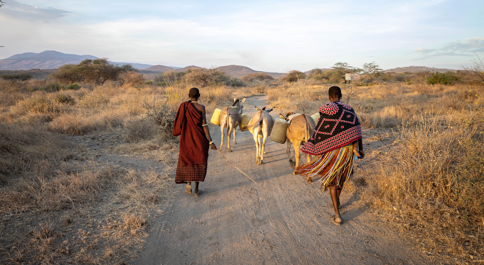 LACUL EYASI – INTALNIRE CU ULTIMII VANATORI-CULEGATORI