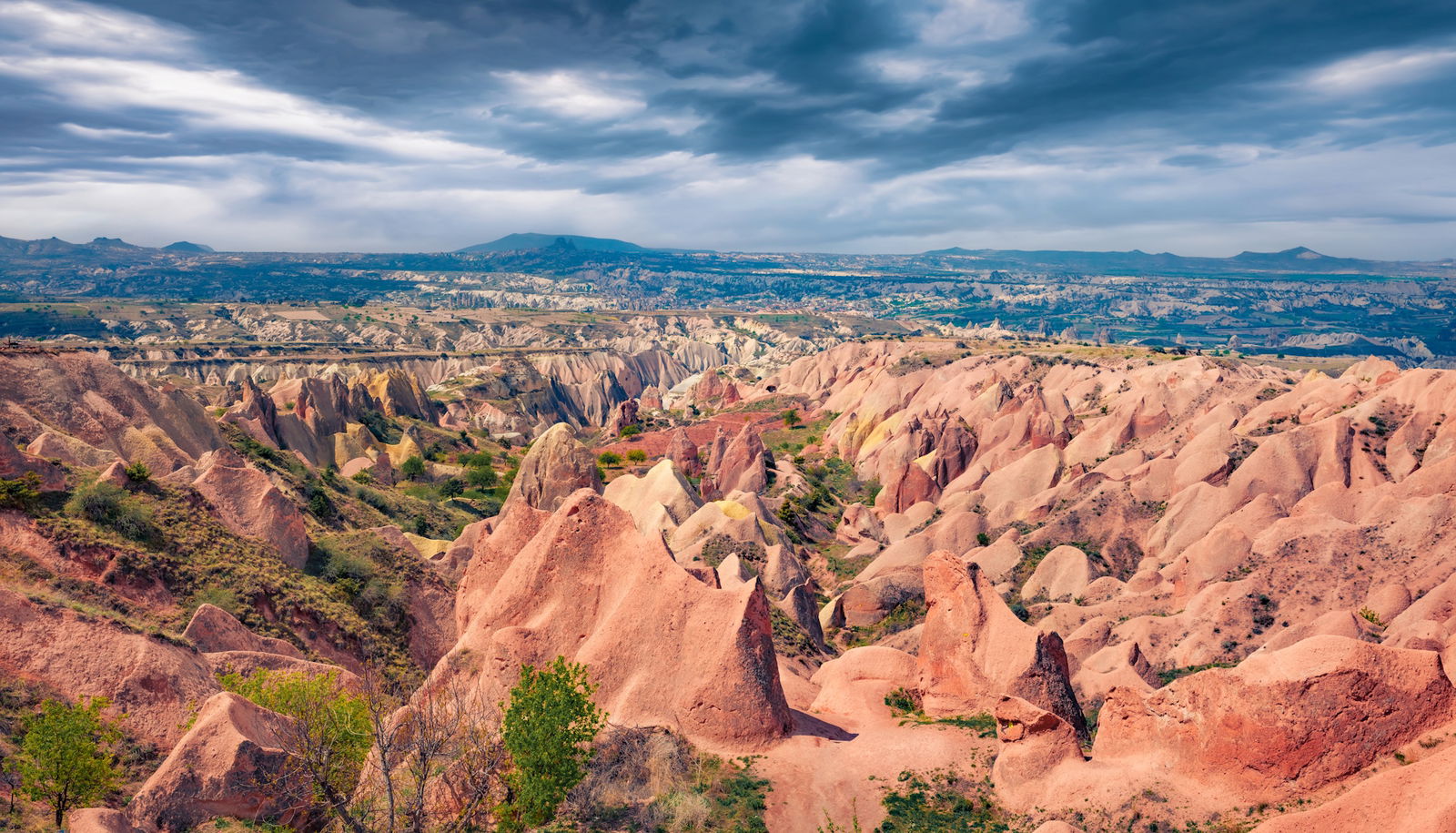 Red & Rose Valleys – O calatorie prin culoare si liniste minerala