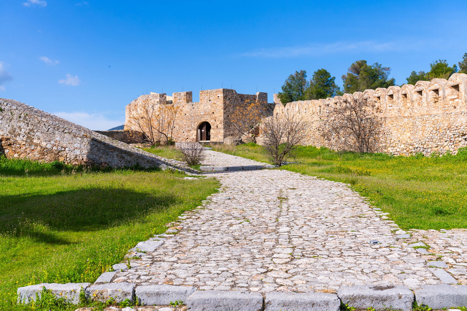 Insula Evia : Biserica Sf Ioan Rusul, Castelul Karababa