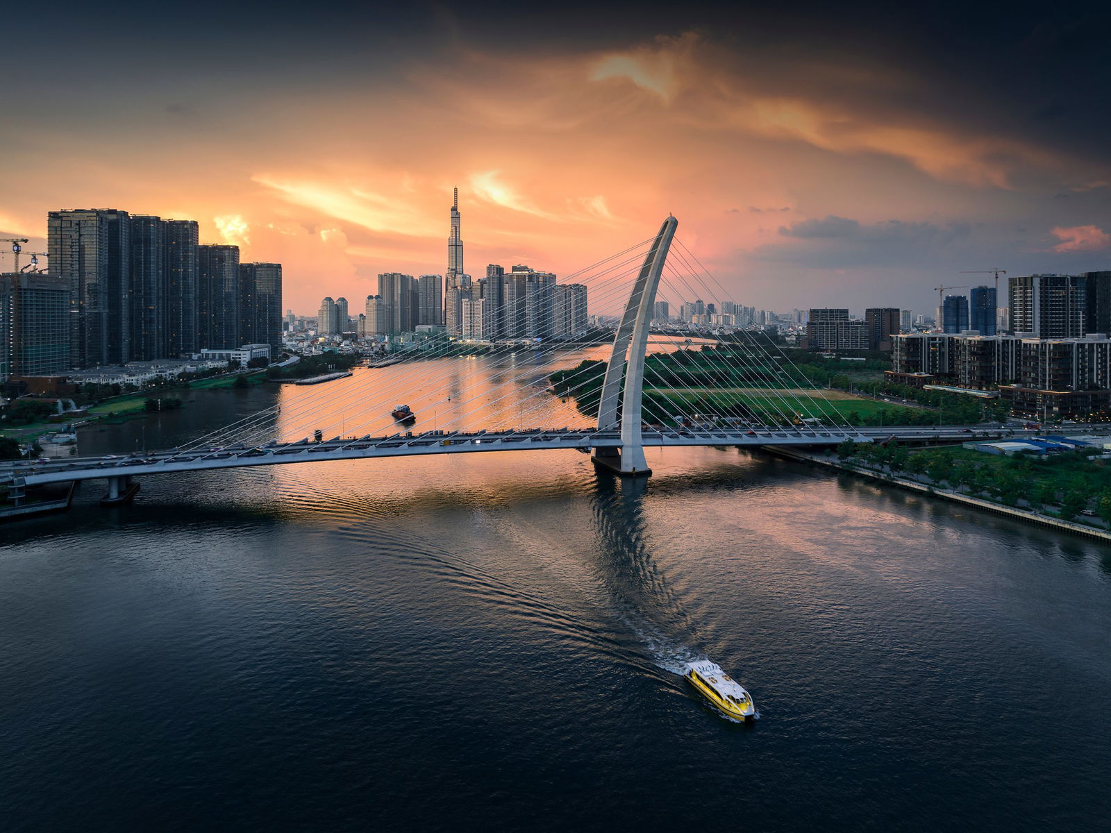 Croaziera cu Cina „Saigon by Night”