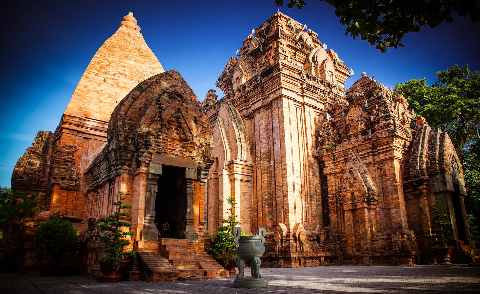 Excursie Circuit sejur-la-saigon-si-plaja-la-na-thrang