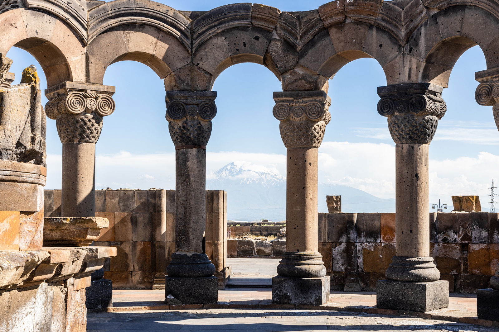 Pelerinaj la Etchmiadzin & Zvartnots, Inima Spirituala a Armeniei