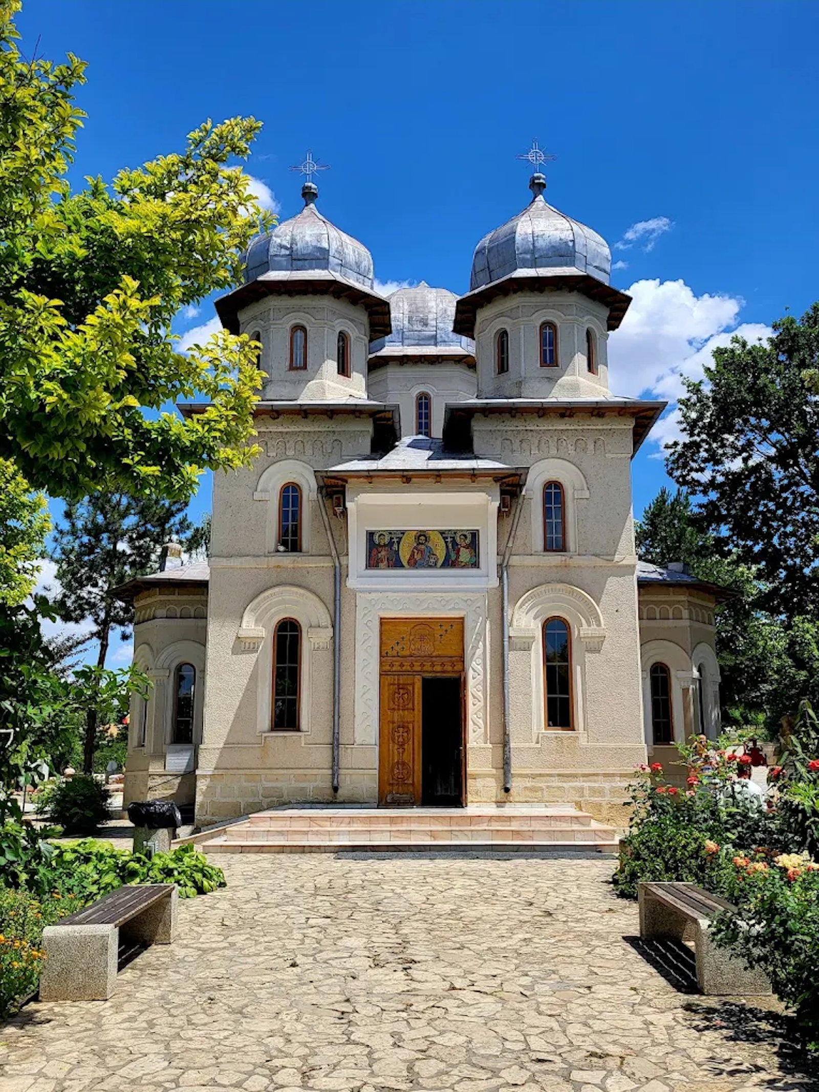 Peștera Sf. Andrei, Crucile de Leac de la Dervent și Hramul Sf. Dasie