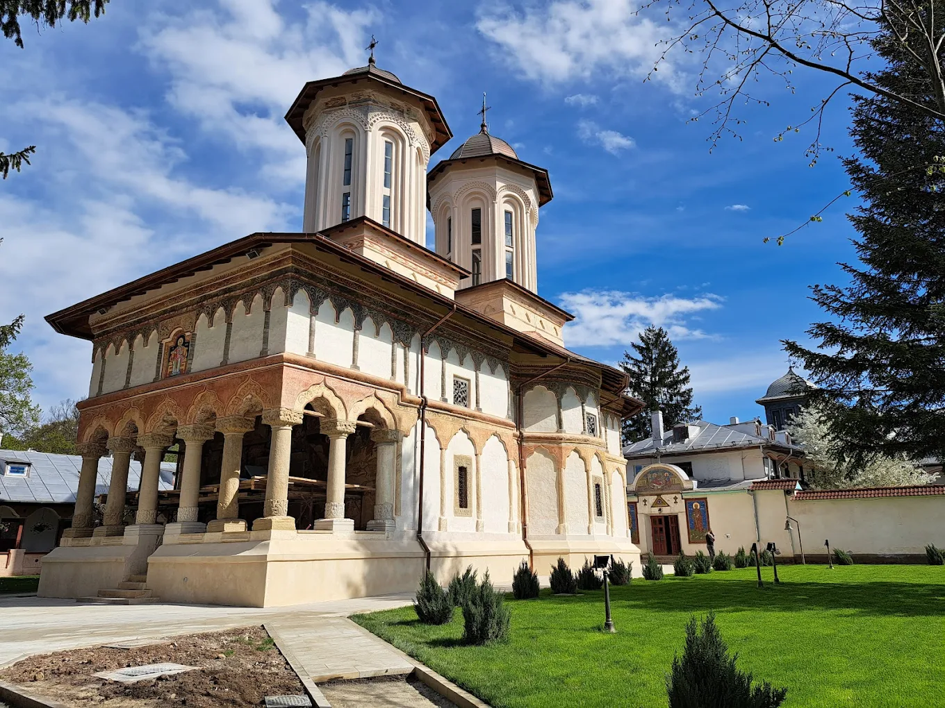 Excursie Circuit pelerinaj-de-1-zi-hramul-sf-nicolae-la-sitaru-caldarusani-si-misterul-de-la-snagov