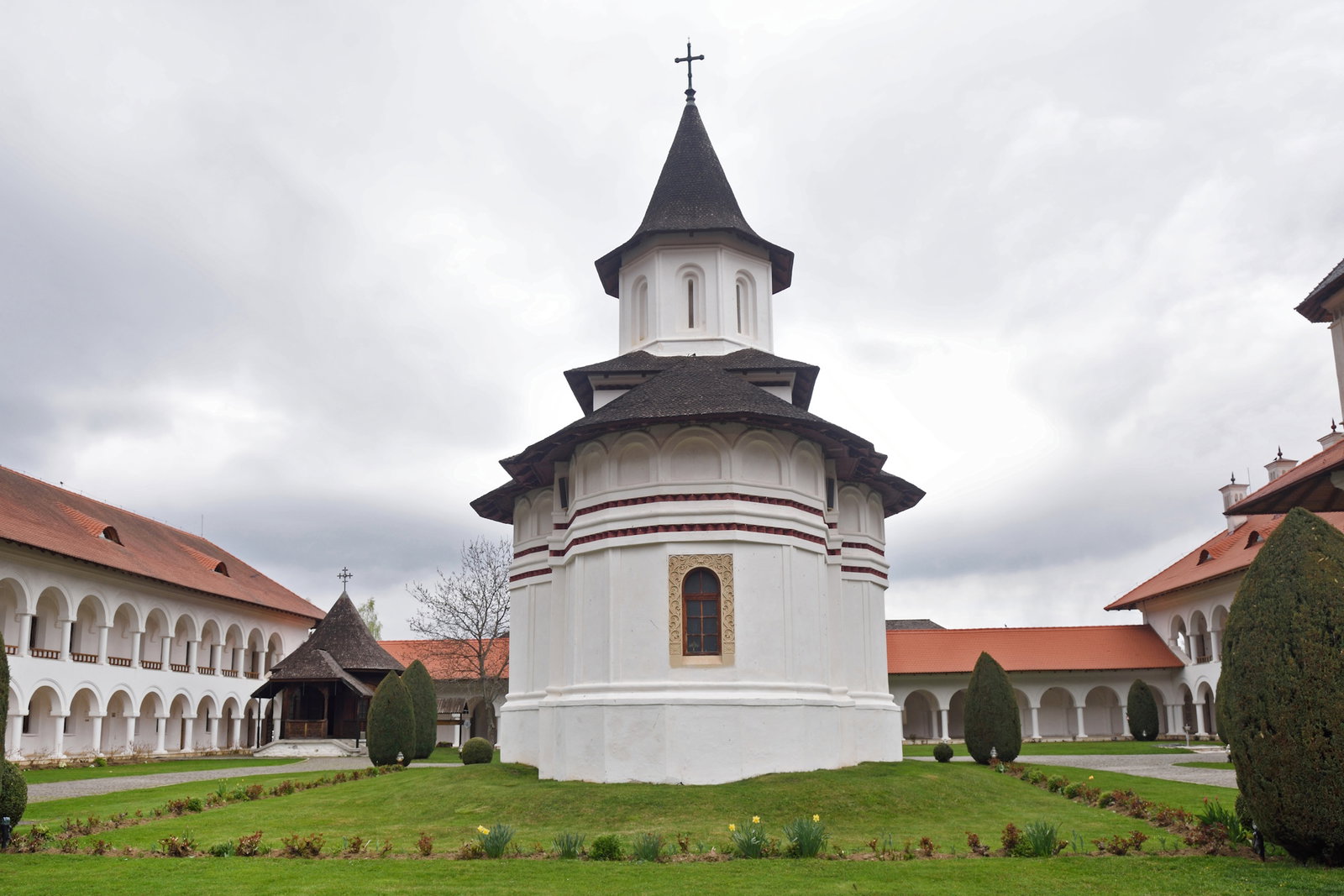 Pe calea harului : Izvorul Tamaduirii , Parintele Arsenie Boca si Miracolul de la Dintr-un Lemn