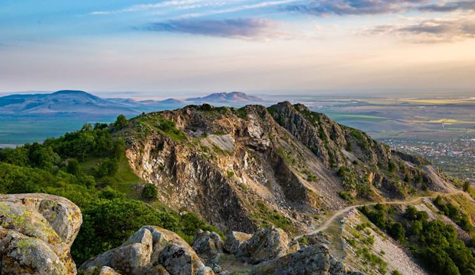 Excursie Circuit focului-viu-pelerinaj-la-bujorii-de-pe-acoperisul-lumii-antice