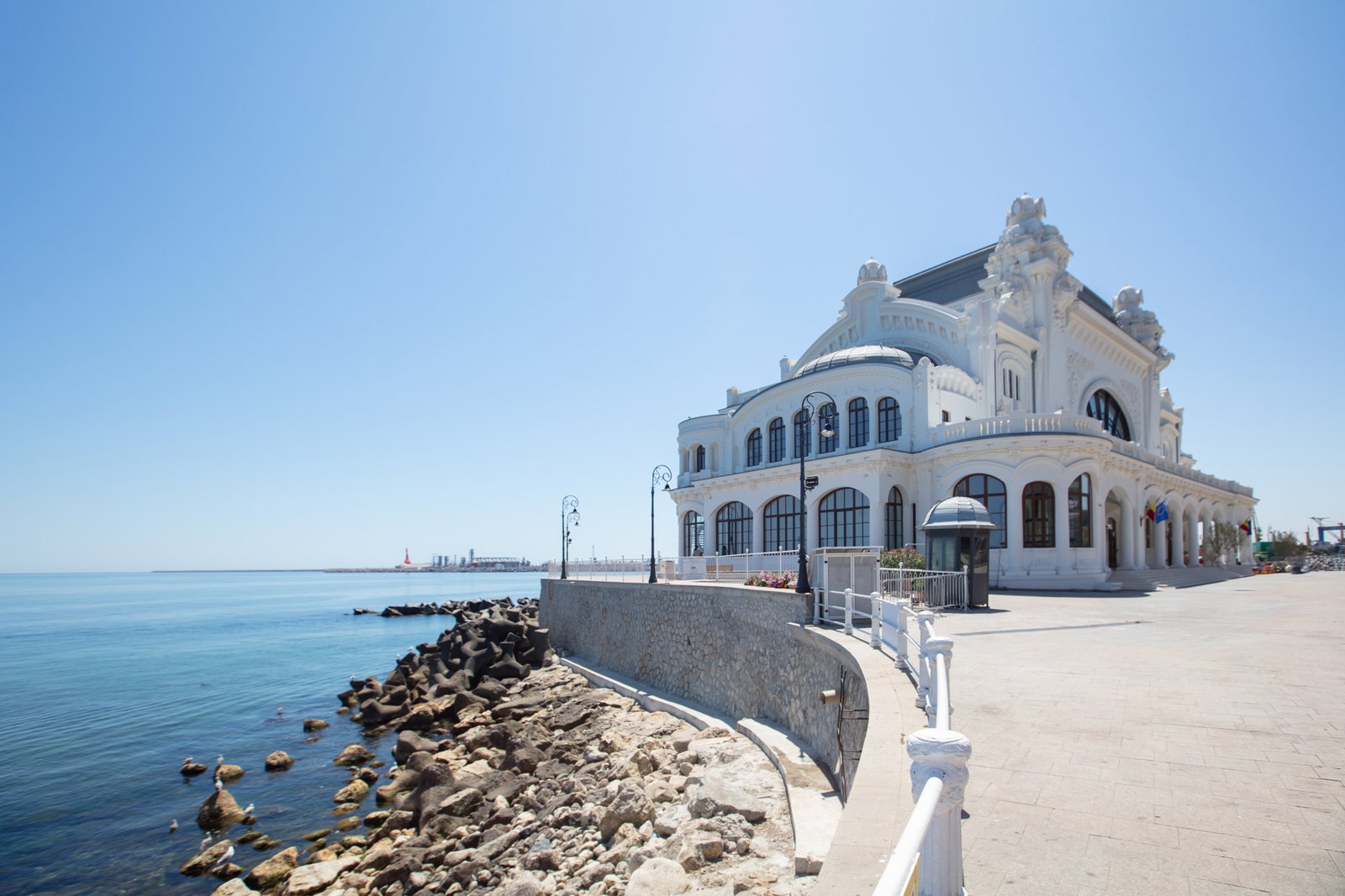 Un Martisor Art Nouveau: O Evadare Regala de 8 Martie la Malul Marii