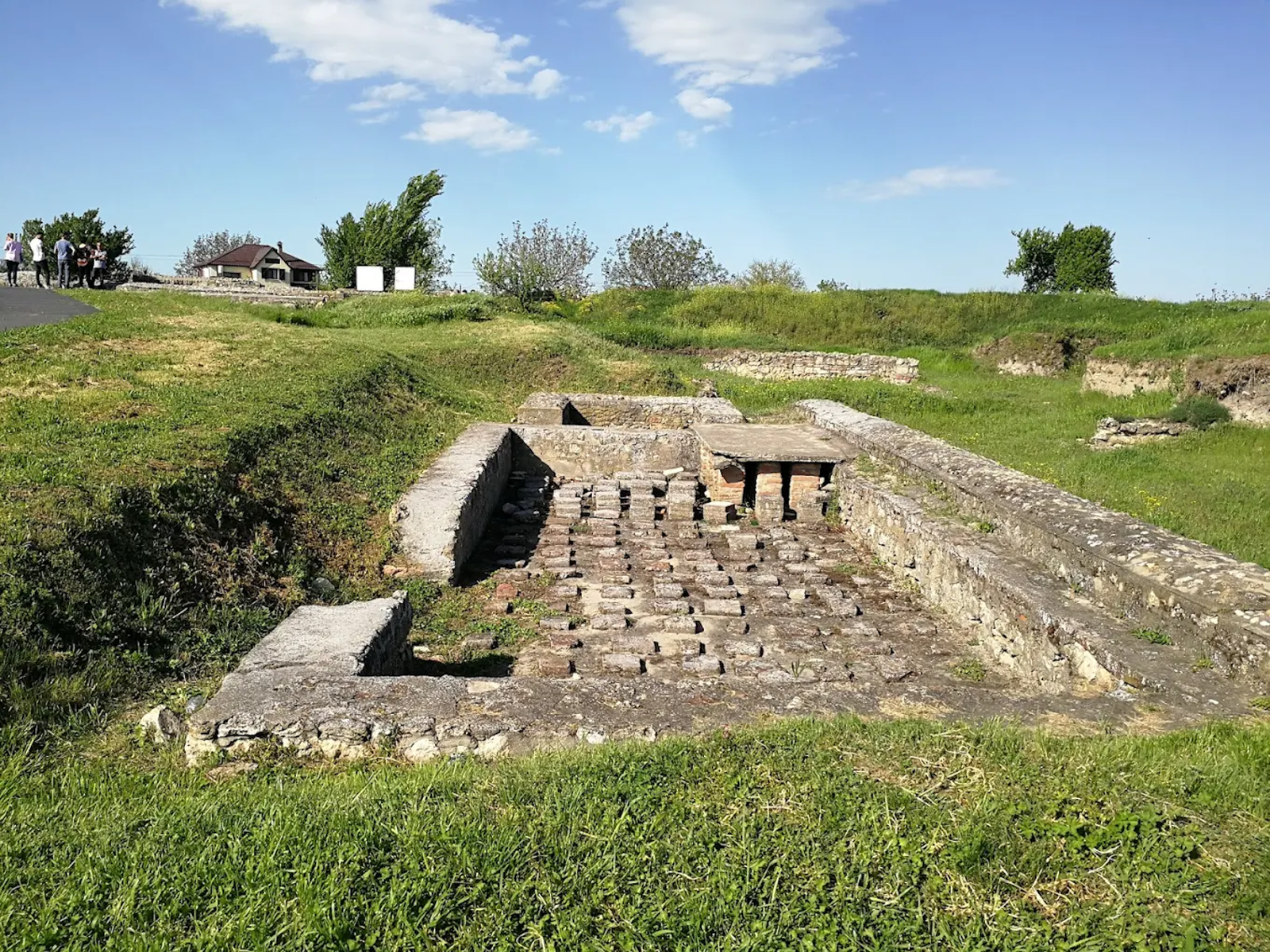 Excursie Circuit cronica-mainilor-iscusite-de-la-pamantul-olarului-la-fantana-secreta-a-sucidavei