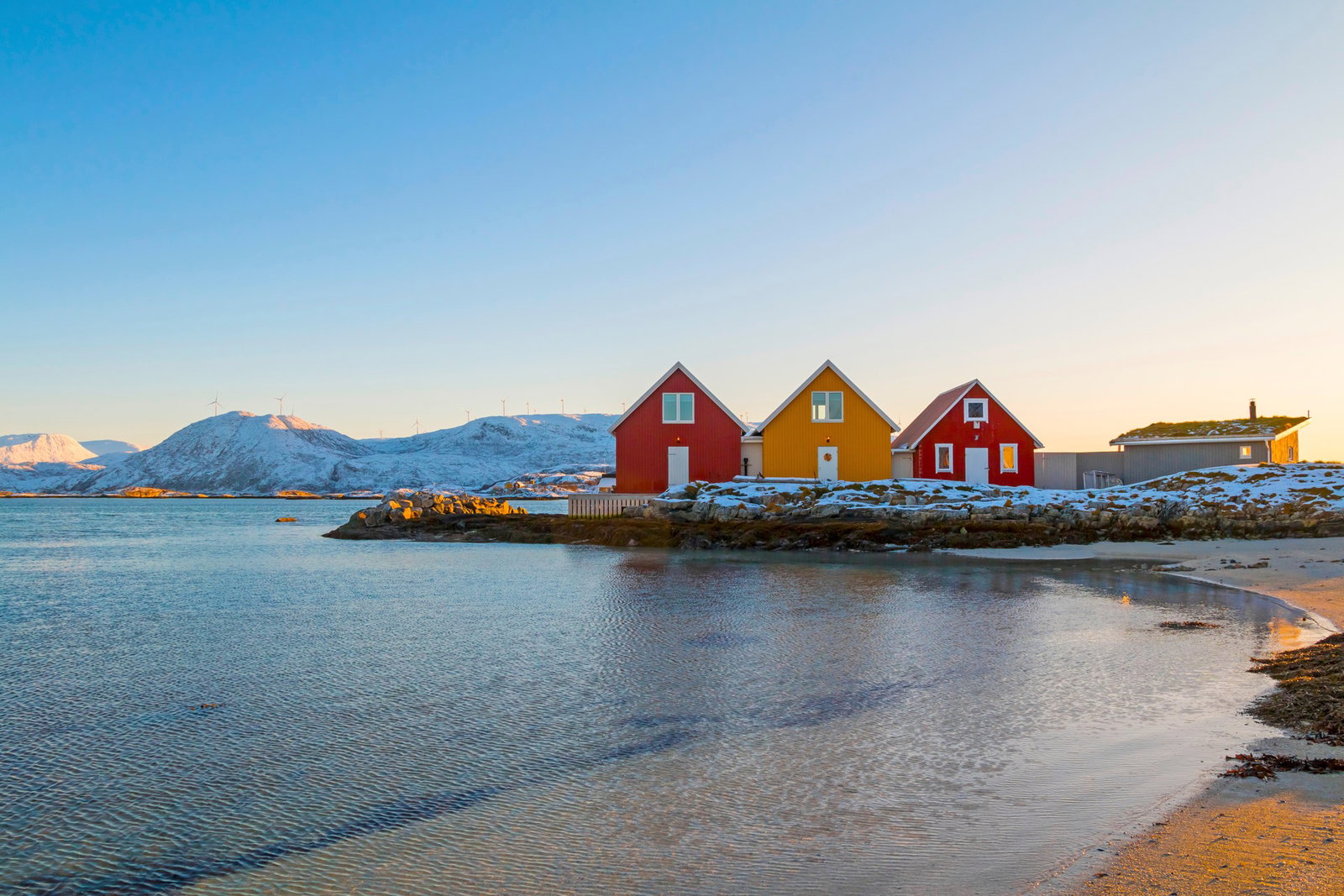 Arctic Fjord Tour: Sate pescaresti si peisaje de iarna