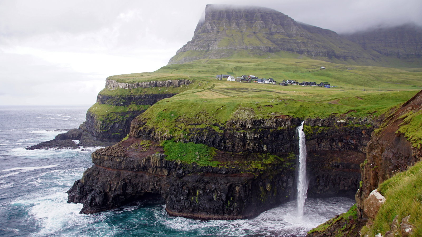 Insula Vagar – Gasadalur, cascada Mulafossur, Bour si oprire panoramica la Sorvagsvat