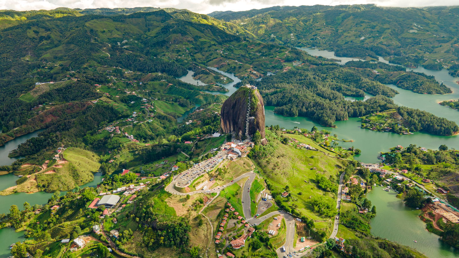 Guatapé – Monolitul Spectaculos si Cel Mai Colorat Oras din Lume