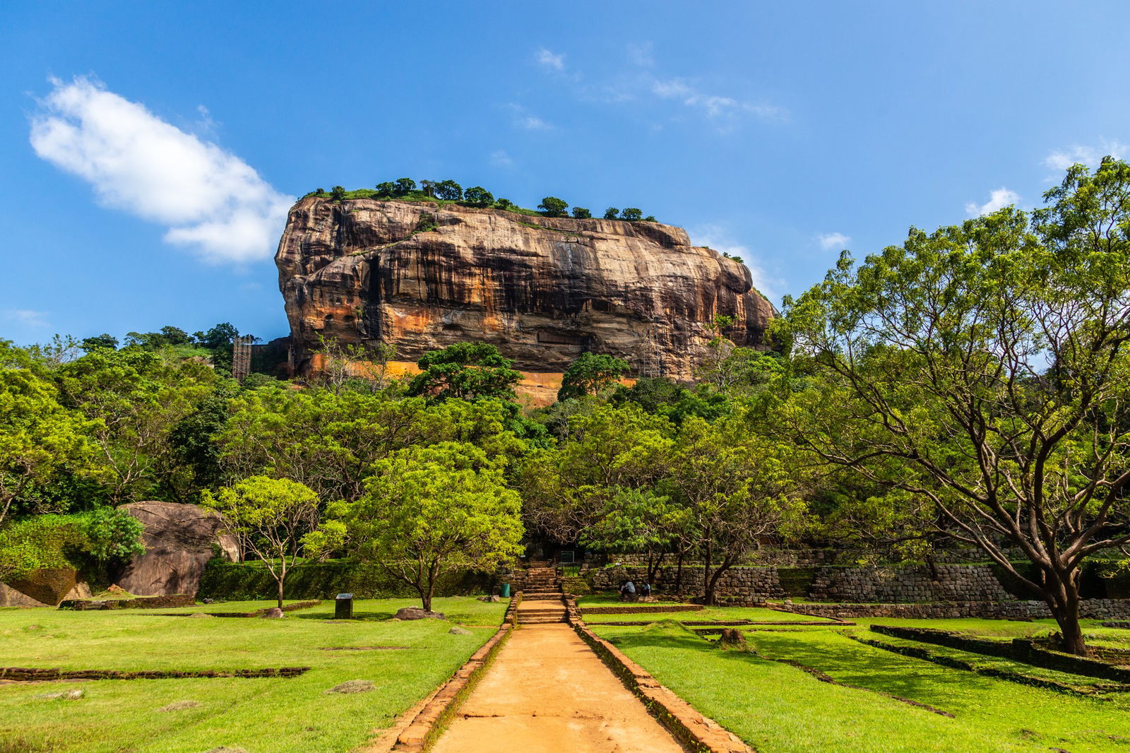 Triunghiul Cultural: Sigiriya,  Village Safari  si  Polonnaruwa