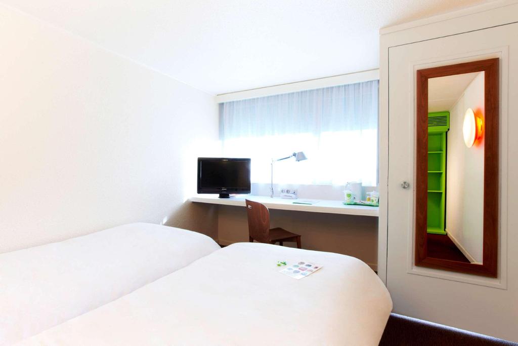 Hotel Campanille Villepinte (32 Km From Paris)