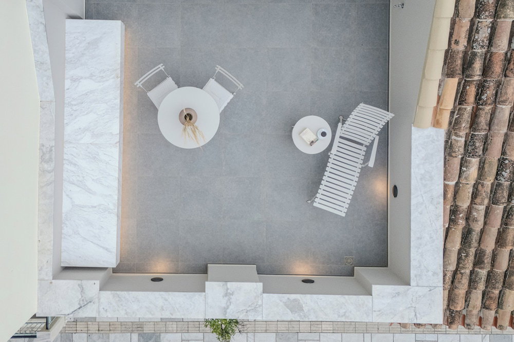 Amalie Suites