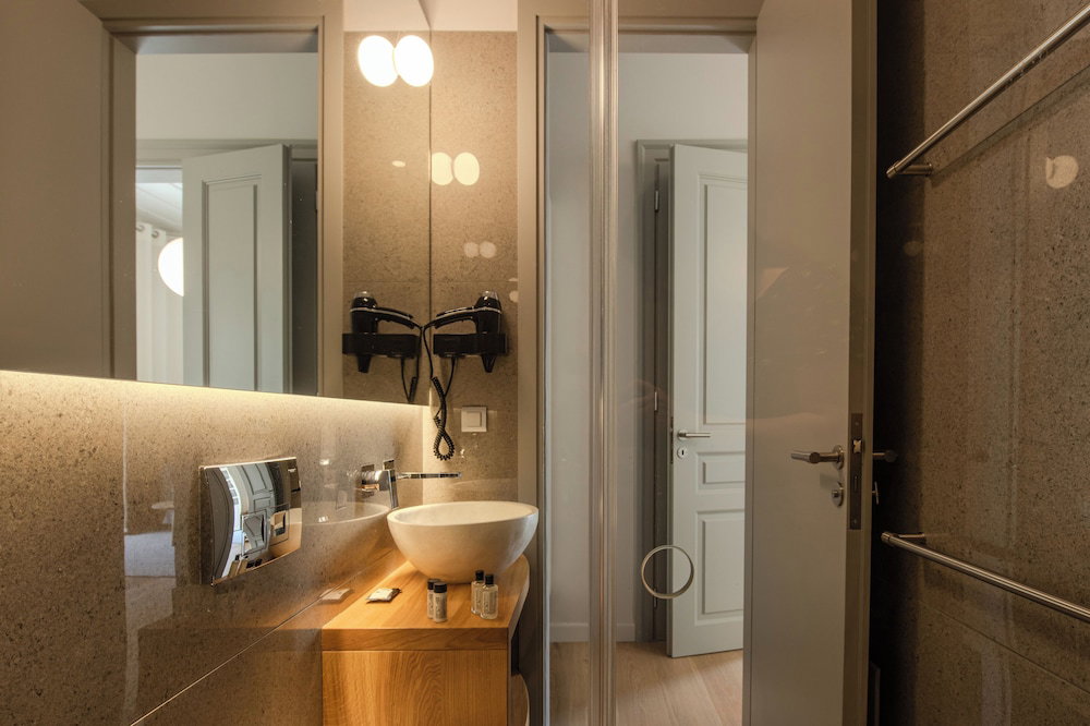 Amalie Suites