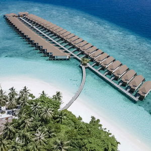 Hotel Reethi Faru Resort cazare Raa Atoll