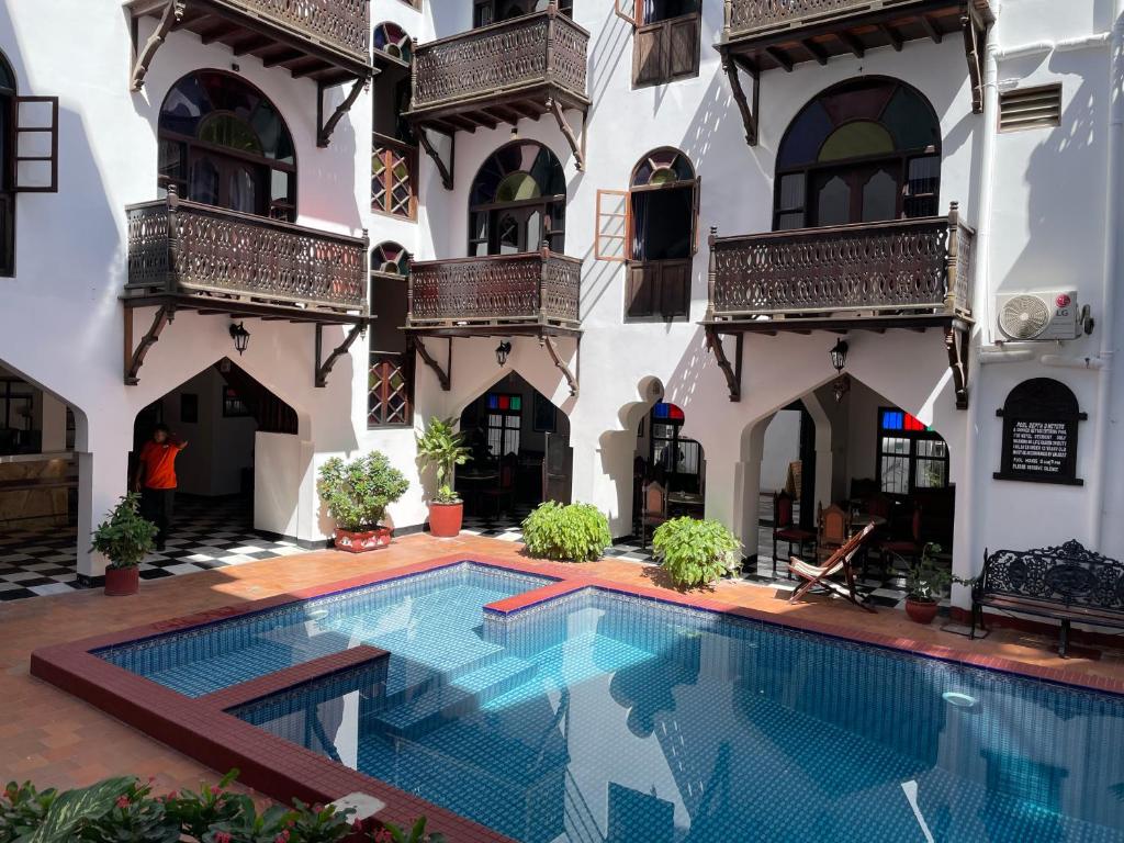 Hotel Dhow Palace Hotel