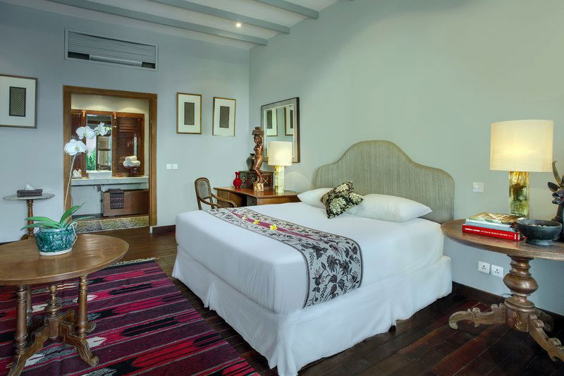 Hotel Room & Vespa 3