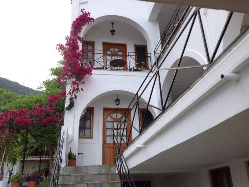 Hotel Travlos Studios