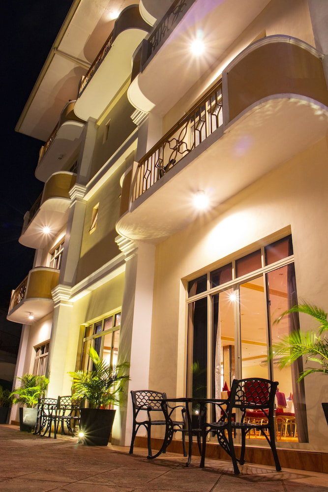 HOTEL LAKEFIELD