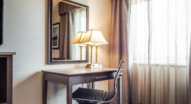 Hotel Monte Carlo Inn Airport Suites