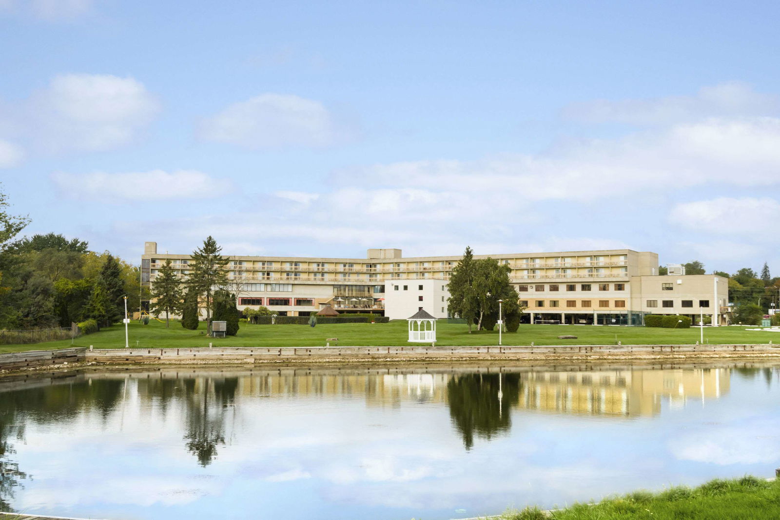 Hotel Ramada By Wyndham Belleville Harbourview Conference Center