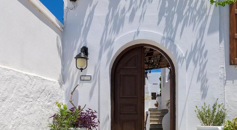 Maris Lindos Suites & Apartments