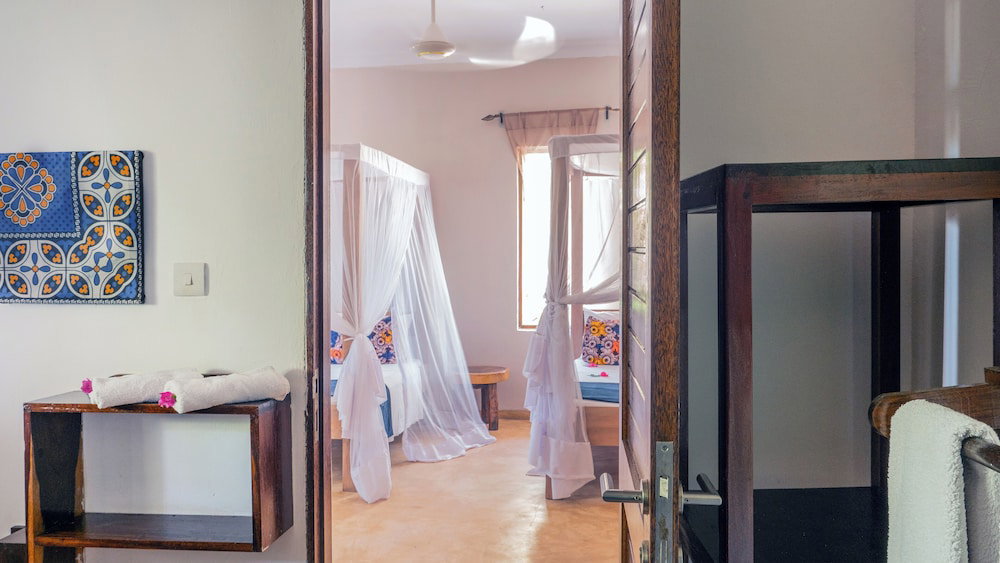 Raha Lodge