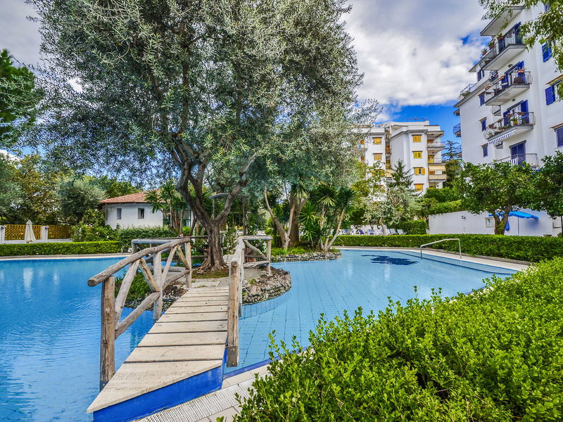 Sorrento Pool & Suites