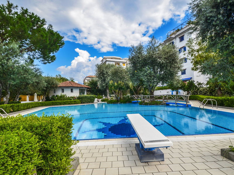 Sorrento Pool & Suites