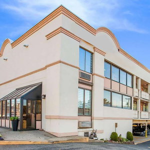Hotel Super 8 By Wyndham Meadowlands cazare Carlstadt