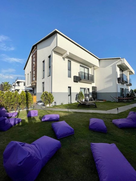 Side Mira Palace