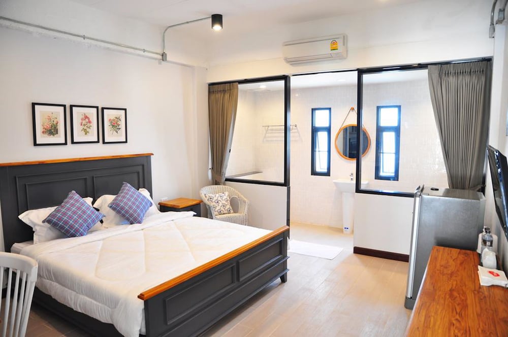 Hotel C Room At Airport By Choktawee