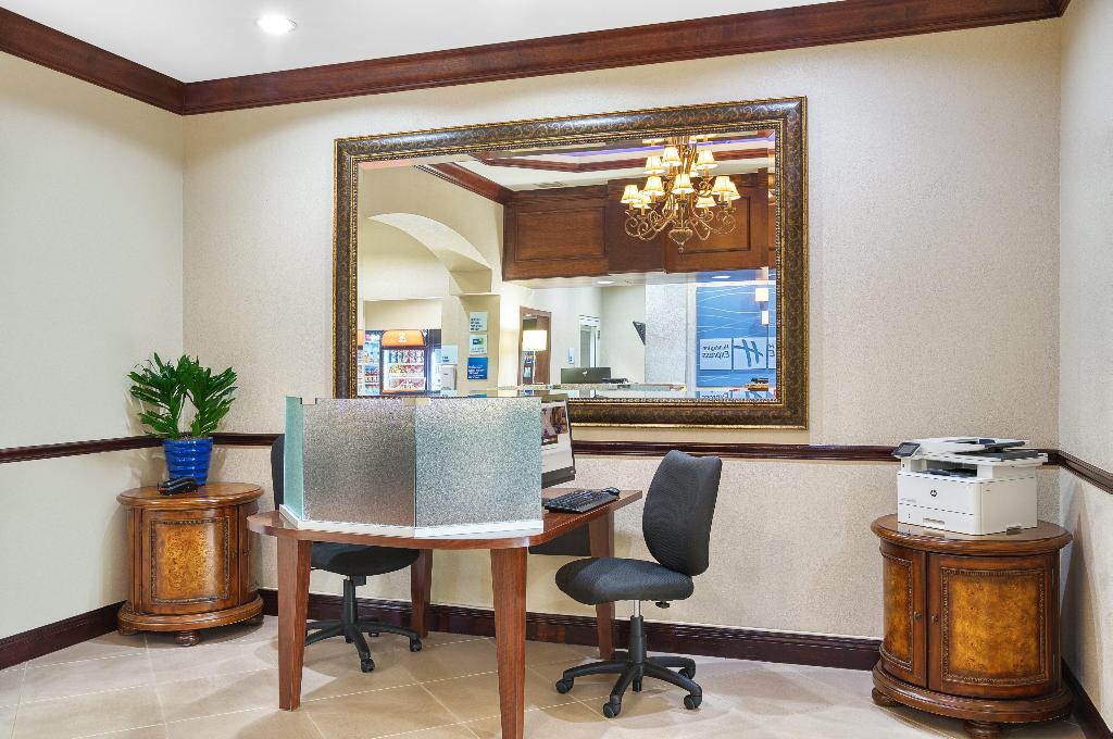 Holiday Inn Express & Suites Kendall, An Ihg Hotel