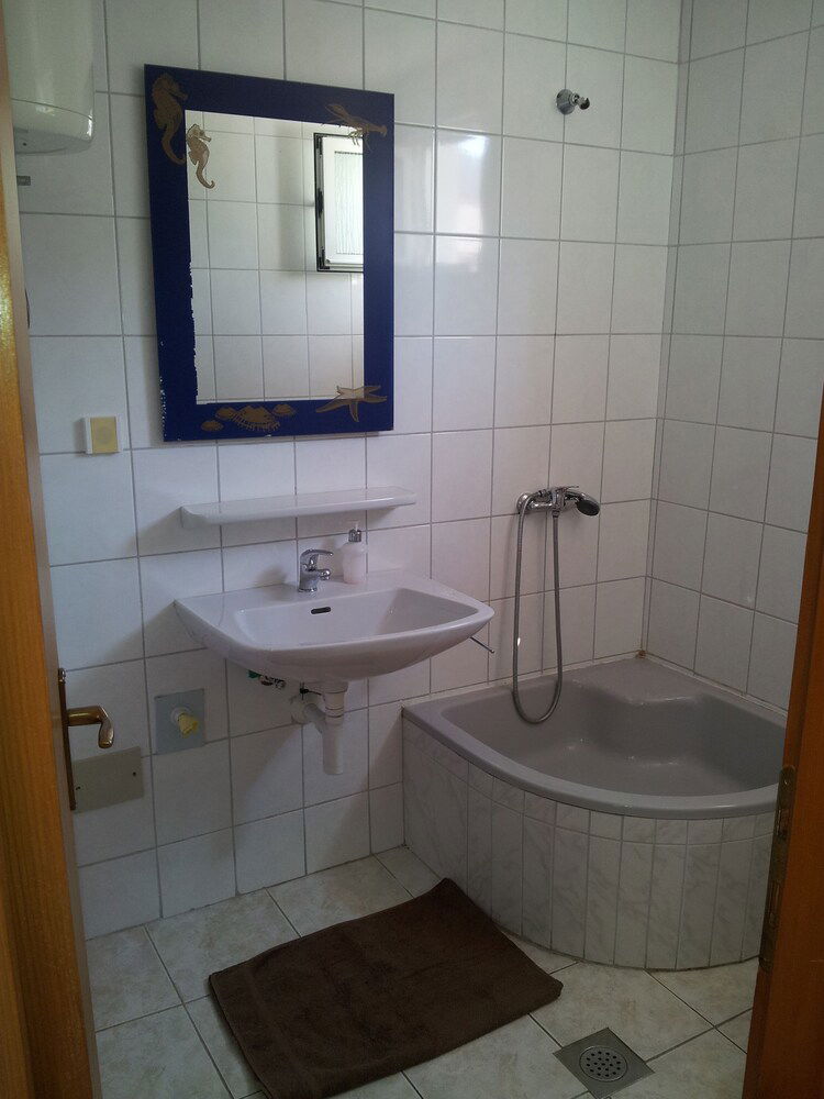 Hotel Apartment Ivo With 1 Bedroom, In Omisalj