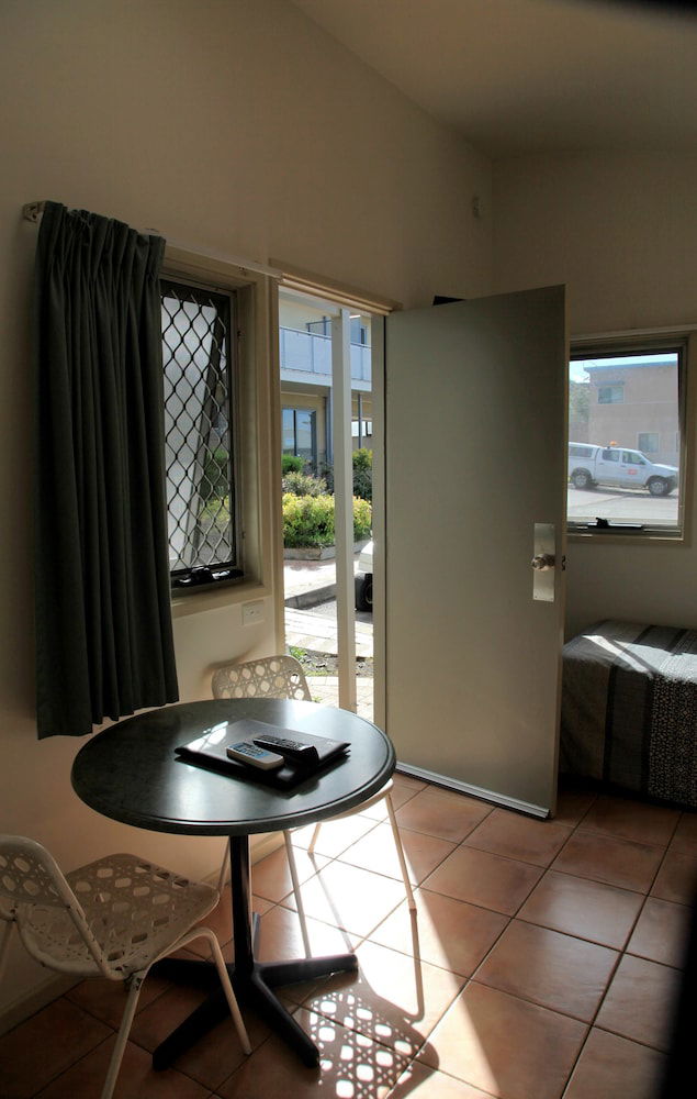 Hotel Travellers Motor Village