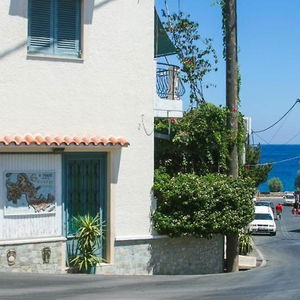 Hotel George Apartments cazare Livadia