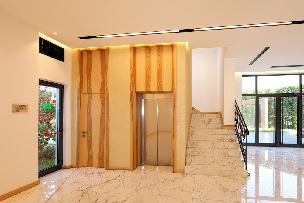 Hotel Grand White City