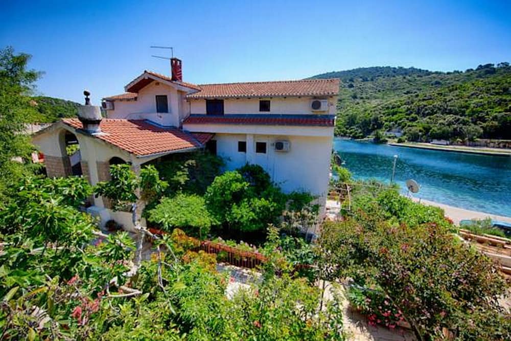 Hotel Apartments Malo Lago