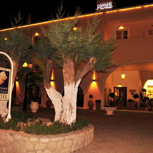 Hotel Portiani cazare Adamas