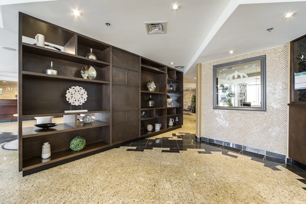 Hotel Monte Carlo Inn Airport Suites
