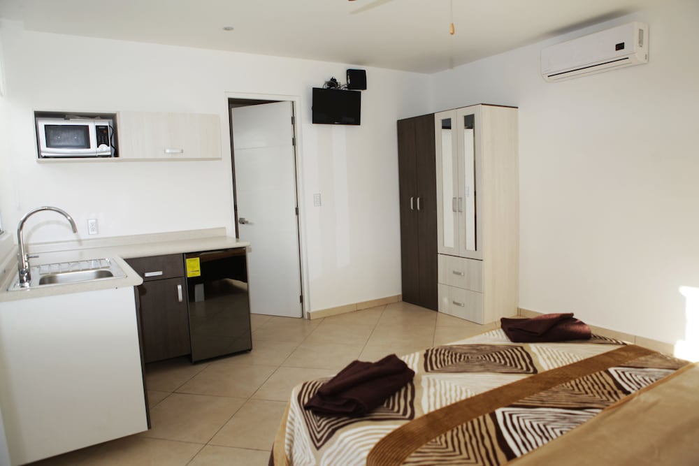 Iris Studios And Apartments
