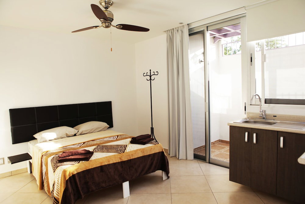 Iris Studios And Apartments