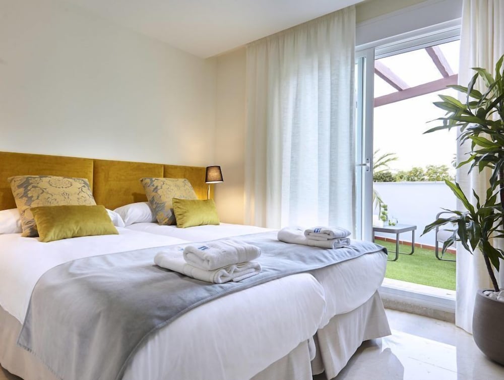 Hotel Livescape Aloha Royal