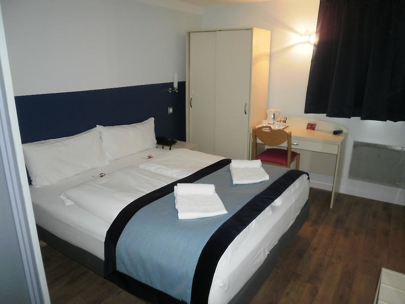 Hotel L'amandier - Nanterre La Defense