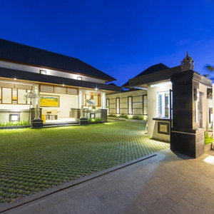 Sejur The Banyumas Suite Villa vacanta Legian