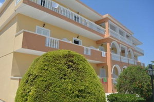 Hotel Derekas Studios & Apartments cazare Laganas